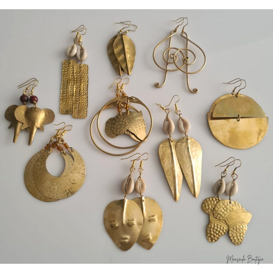 Ensemble de 10 paires de boucles d’oreilles en laiton motifs africain.